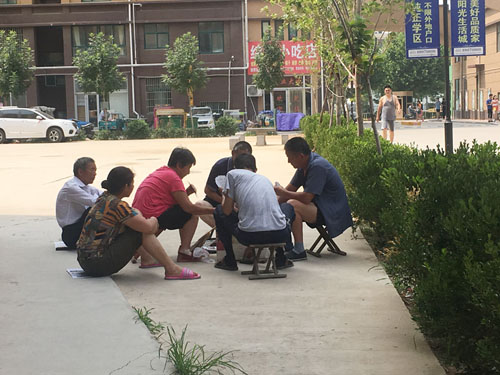 在小區(qū)內休息的老人
